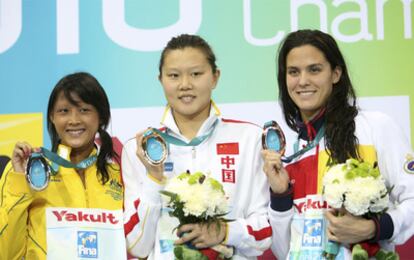 Mercedes Peris, enseña su bronce junto a Zhao Jing, oro, y Rachel Goh, plata.