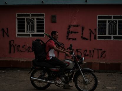 Grafitis alusivos al ELN cerca de los pasos fronterizos entre Colombia y Venezuela, en Cúcuta, en marzo de este año.