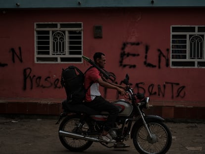 Grafitis alusivos al ELN cerca de los pasos fronterizos entre Colombia y Venezuela, en Cúcuta, en marzo de este año.