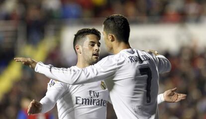 Cristiano e Isco celebran el tanto del malagueño.