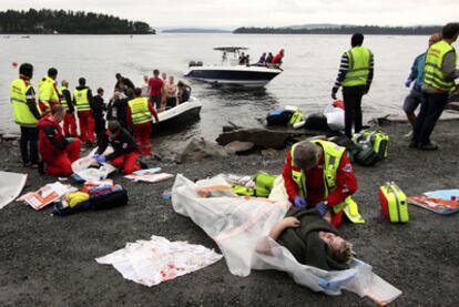 Los médicos atienden a los heridos frente a la isla de Utoya, el pasado 22 de julio.