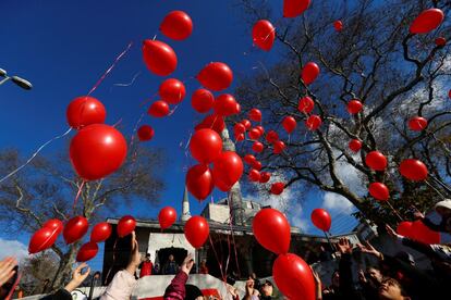 Un grupo de niños lanzan globos al aire en solidaridad con los niños sirios, en Estambul (Turquía), el 18 de diciembre de 2016.