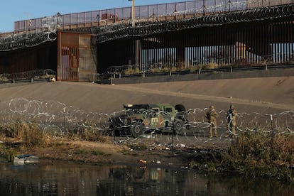 La Guardia Nacional de Texas coloca alambres de púas en las orillas del río Grande. 