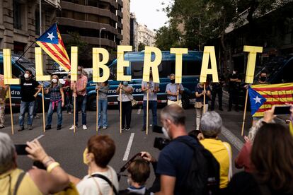 Concentración delante del consulado de Italia en Barcelona por la dentención de Carles Puigdemont en la isla italiana de Cerdeña.