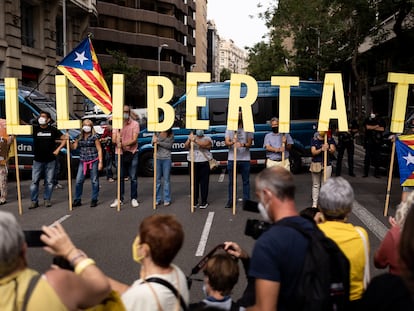 Concentración delante del consulado de Italia en Barcelona por la dentención de Carles Puigdemont en la isla italiana de Cerdeña.