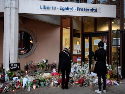 Homenaje improvisado a las puertas del colegio en Conflans Saint-Honorine, este sábado.