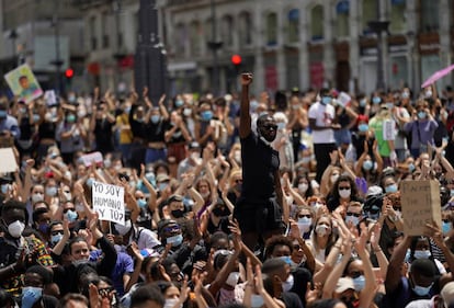 Miles de personas han salido este domingo a las calles de Madrid, Barcelona y otras ciudades españolas para protestar contra el racismo y en recuerdo del afroamericano George Floyd, que murió el pasado 25 de mayo asfixiado por un policía blanco en Minneapolis (EE UU). En la imagen, manifestantes en la madrileña Puerta del Sol.