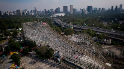 Vista aérea de las instalaciones del parque de diversiones La Feria en Ciudad de México el día 21 de julio de 2021. Este parque que permanece en el abandono desde hace más de 3 años, será demolido en los próximos días para dar inicio a la construcción de un nuevo centro de diversiones por parte del gobierno de la ciudad.