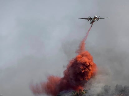 La autopista A9 que une Francia con España se encuentra cortada en los dos sentidos al norte de Perpiñán por el incendio al suroeste de la ciudad de Narbona.