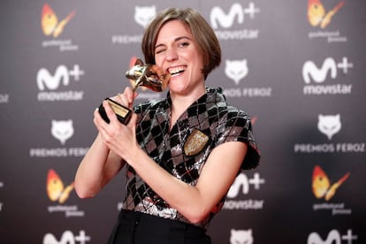 La directora Carla Simón posa tras recoger el premio a Mejor guión por la película 'Verano 1993'.