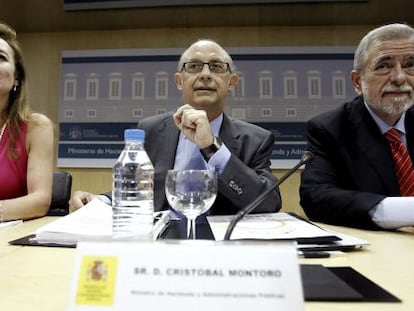 El ministro de Hacienda, Crist&oacute;bal Montoro, junto a los secretarios de Estado de Administraciones P&uacute;blicas, Antonio Beteta, y Presupuestos, Marta Fern&aacute;ndez Curr&aacute;s.