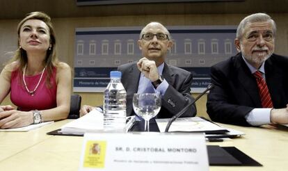 El ministro de Hacienda, Cristóbal Montoro, junto a los secretarios de Estado de Administraciones Públicas, Antonio Beteta, y Presupuestos, Marta Fernández Currás.