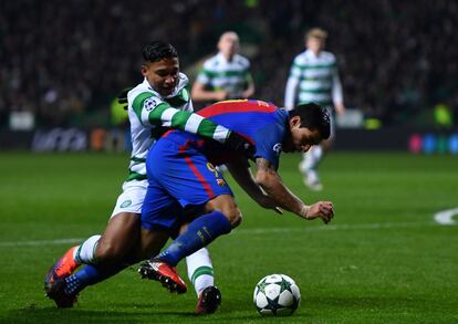 Emilio Izaguirre del Celtic (izquierda) agarra a Luis Suárez del FC Barcelona.