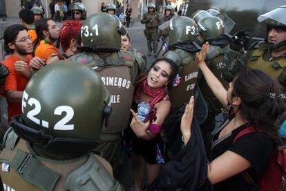 Manifestantes discutem com policiais em Santiago.