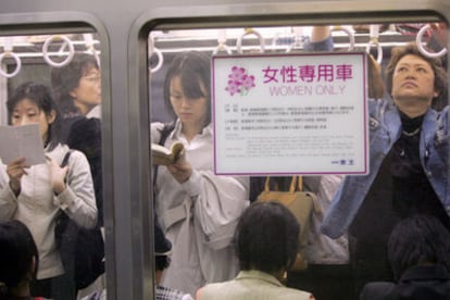 Un grupo de pasajeras, en un vagón sólo para mujeres en el metro de Tokio.