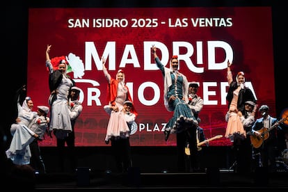 Parejas de chulapas y chulapos, ante el lema de la Feria de San Isidro: 'Madrid por montera', en la gala de presentacin de los carteles.