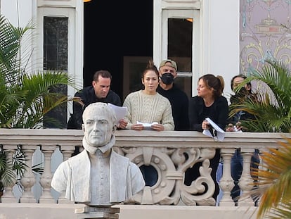 La cantante y actriz estadounidense Jennifer López (segunda por la izquierda), y Joseph Fiennes (izquierda), ensayan una de las escenas de la película 'The mother' en uno de los balcones del Gabinete Literario de Las Palmas de Gran Canaria. En primer término, la estatua del poeta y dramaturgo local Bartolomé Cairasco de Figueroa.