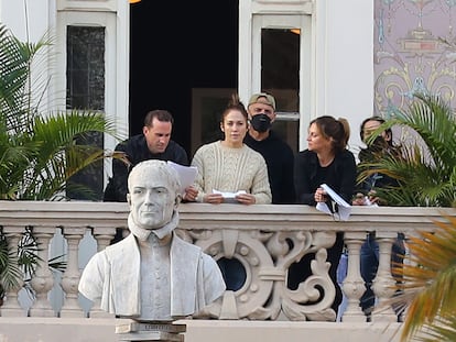 La cantante y actriz estadounidense Jennifer López (segunda por la izquierda), y Joseph Fiennes (izquierda), ensayan una de las escenas de la película 'The mother' en uno de los balcones del Gabinete Literario de Las Palmas de Gran Canaria. En primer término, la estatua del poeta y dramaturgo local Bartolomé Cairasco de Figueroa.