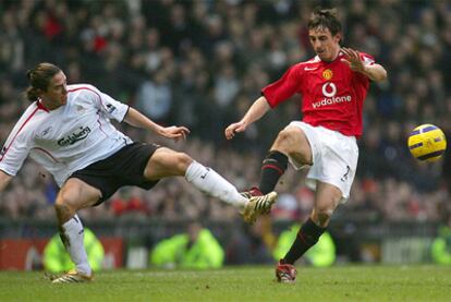 Gary neville disputa con Kewell (Liverpool) en la temporada 2006.