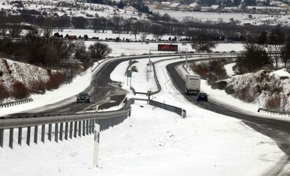 Aspecto de la autopista AP-61 que une Segovia con San Rafael ,tras la nieve caída en la provincia segoviana.