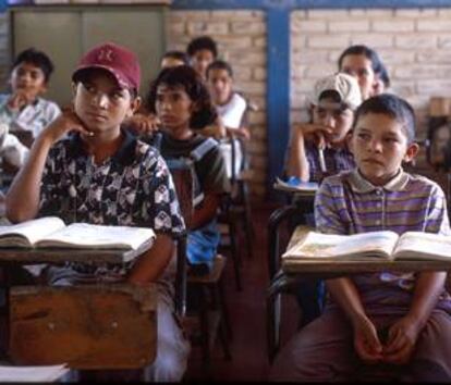 Alumnos escuchan a su profesor en una escuela de El Salvador.