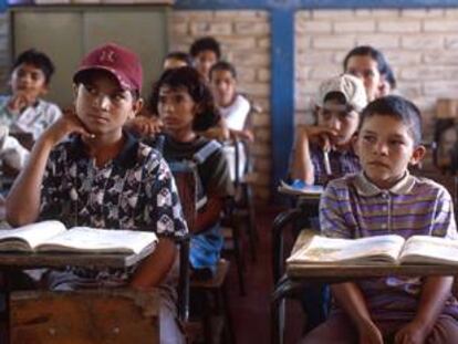 Alumnos escuchan a su profesor en una escuela de El Salvador.