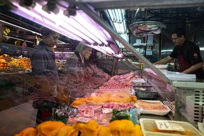 Dos mujeres compran en una carnicería en un mercado de Madrid este jueves.