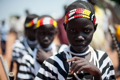 Una joven sudanesa, ataviada con un vestido tradicional, participa en los ensayos en Juba. El 8 de julio, un día antes de la declaración oficial, está previsto que la ONU cree una fuerza de 7.000 soldados para una misión de paz en Sudán del Sur (UNMISS).