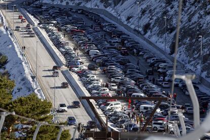 El estacionamiento del Puerto de Navacerrada se lleno en el día de ayer.