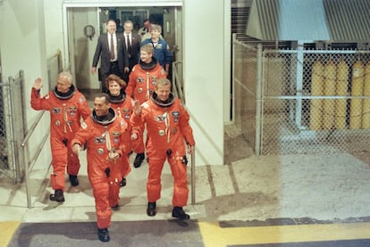 Bolden (el primero), antes de embarcar en la nave Discovery, en el marco de la misión que puso en órbita el telescopio Hubble en 1990.