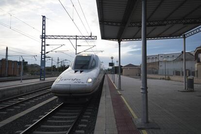 Tren AVE a su llegada a la estación de Tardienta, en Huesca.