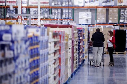 Dos clientes de Costco compran en la tienda de Getafe (Madrid).