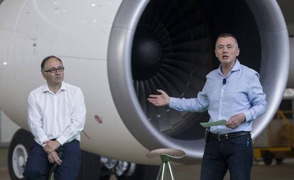 Luis Gallego (izquierda) y Willie Walsh, en la presentación de Level en junio de 2017.