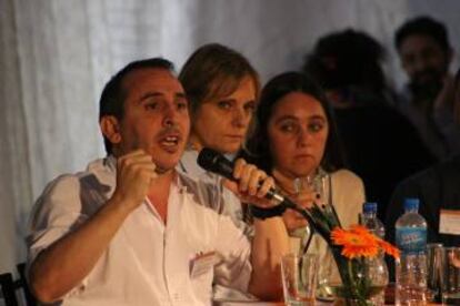 El médico Marcelo Morante junto con las madres, Ana María García Nicora y María Laura Alasi, de Cameda.