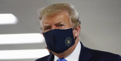 En la imagen, el presidente de EE UU Donald Trump la primera vez que llevó puesta la mascarilla durante la pandemia, en su visita al Hospital Militar de Bethesda (Maryland).