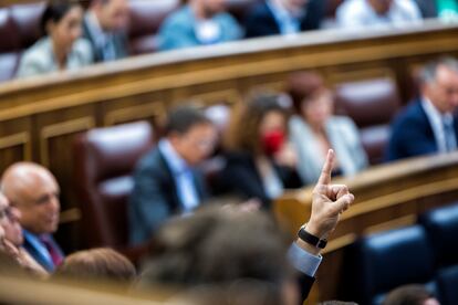 Un diputado levanta la mano en el Congreso, este miércoles.