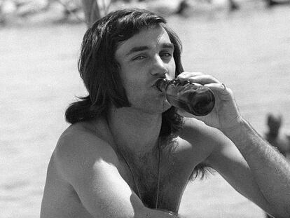 George Best bebe una cerveza en una playa de Marbella en 1972.