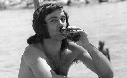 George Best bebe una cerveza en una playa de Marbella en 1972.