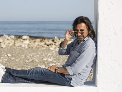 Antonio Carmona posa para ICON en El Balneario de Málaga, donde dio un concierto como parte de la serie anual de actuaciones que ofrecen los Atardeceres Larios.