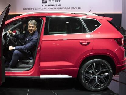 El presidente de SEAT, Luca de Meo, posa con el nuevo Ateca FR durante la inauguraci&oacute;n del sal&oacute;n Automobile Barcelona.