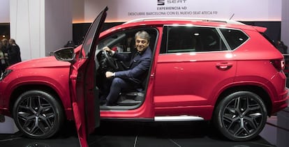 El presidente de SEAT, Luca de Meo, posa con el nuevo Ateca FR durante la inauguraci&oacute;n del sal&oacute;n Automobile Barcelona.