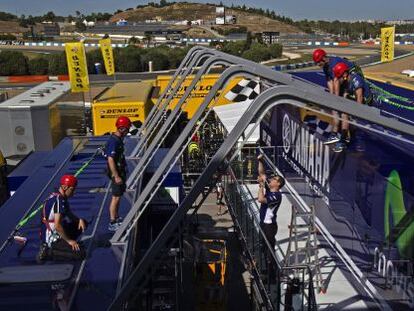 Preparativos del circuito de Jerez para el Gran Premio de Motociclismo.