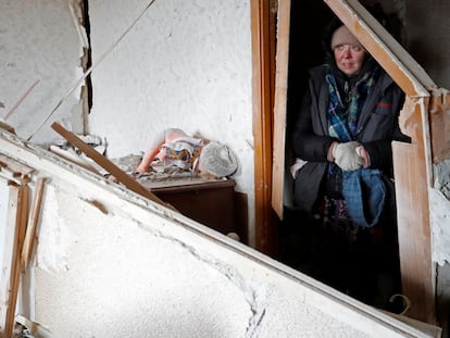 Una residente en Mariupol observa un apartamento en ruinas tras un bombardeo ruso, el pasado viernes.
