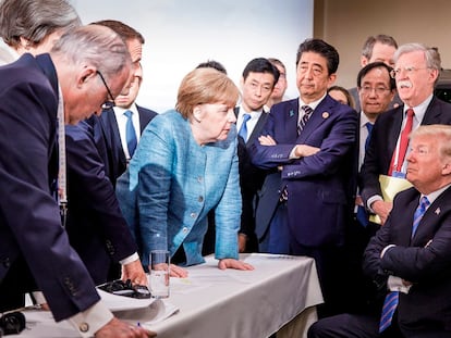 Donald Trump escucha a Angela Merkel y Emmanuel Macron ante Shinzo Abe (de pie, en el centro) y varios asesores, ayer en la cumbre de Charlevoix (Quebec), en una foto distribuida por la cancillería alemana. © JESCO DENZE 9-6-2018


Los principales líderes del G7 reunidos hoy, 9 de junio de 2018, en Quebec, en una imagen en redes sociales del gabinete de Merkel.