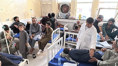 Afganos heridos reciben tratamiento en el hospital de Nangarhar tras un terremoto en Jalalabad.