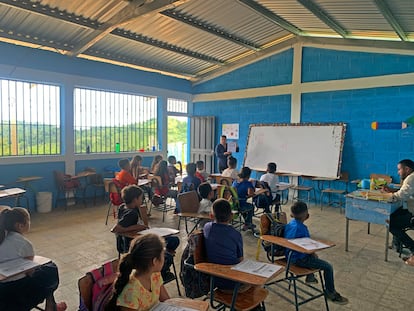 Una sesión de tutoría en la escuela Ivis Turcio en el municipio de Campamento, ubicado en el departamento de Olancho.