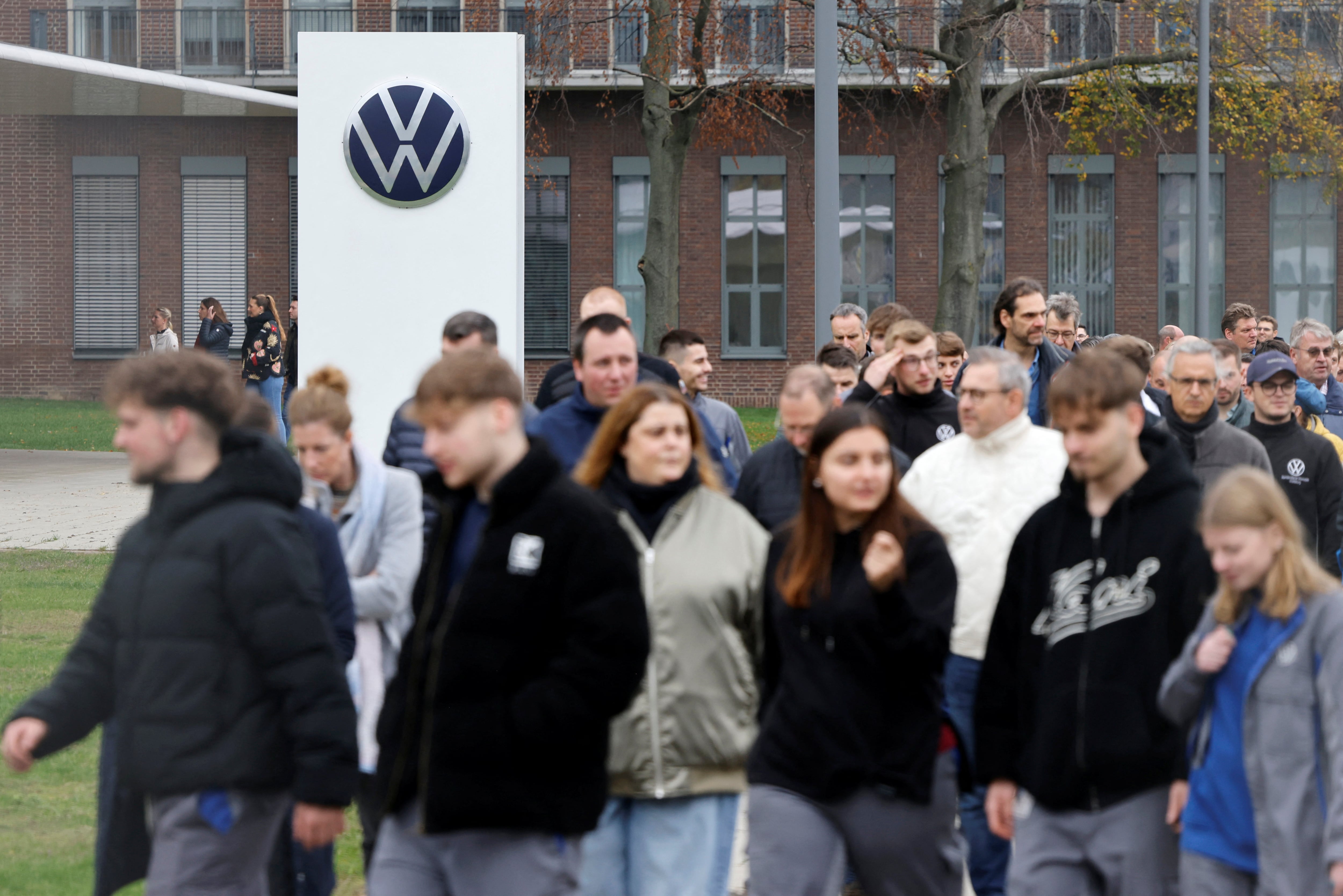 Volkswagen planea el cierre de tres fábricas en Alemania y bajadas de sueldo del 10%