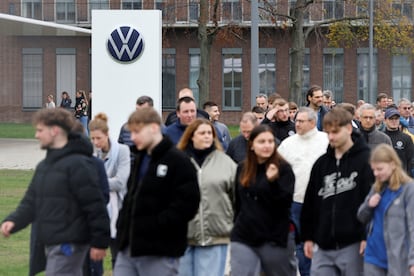 Un grupo de trabajadores camina por la sede de Volkswagen en Wolfsburgo, Alemania.