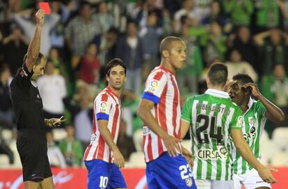 El &aacute;rbitro muestra la roja a Campbell
 
 
 