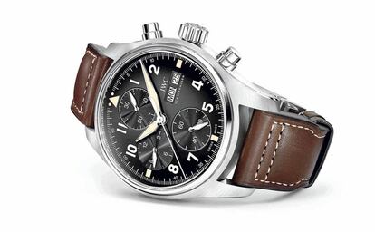 Bregado en el mundo de la aviación, IWC Schaffhausen lanza una nueva línea, Spitfire: un homenaje a los maestros ingenieros que diseñaron el legendario caza británico del mismo nombre. En la esfera negra, la ordenada disposición de las tres subesferas permite una legibilidad impecable. La caja es de acero y las agujas, musculosas, están chapadas en rodio. La correa está disponible en tejido verde y también en piel (en la imagen).